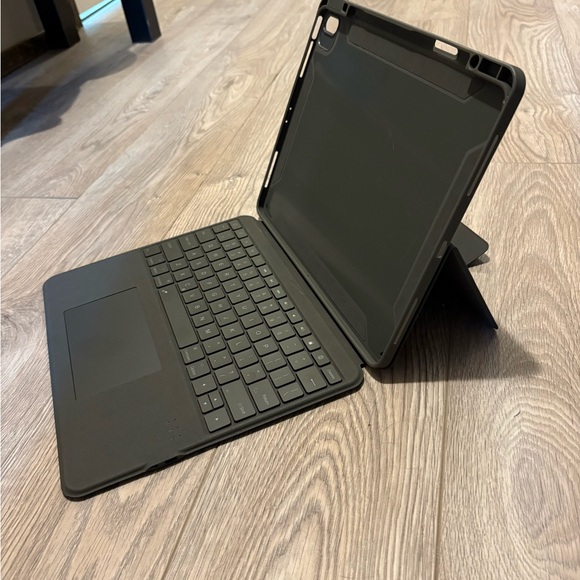 Gray Smart Trackpad Tablet Case - Picture 2 of 3